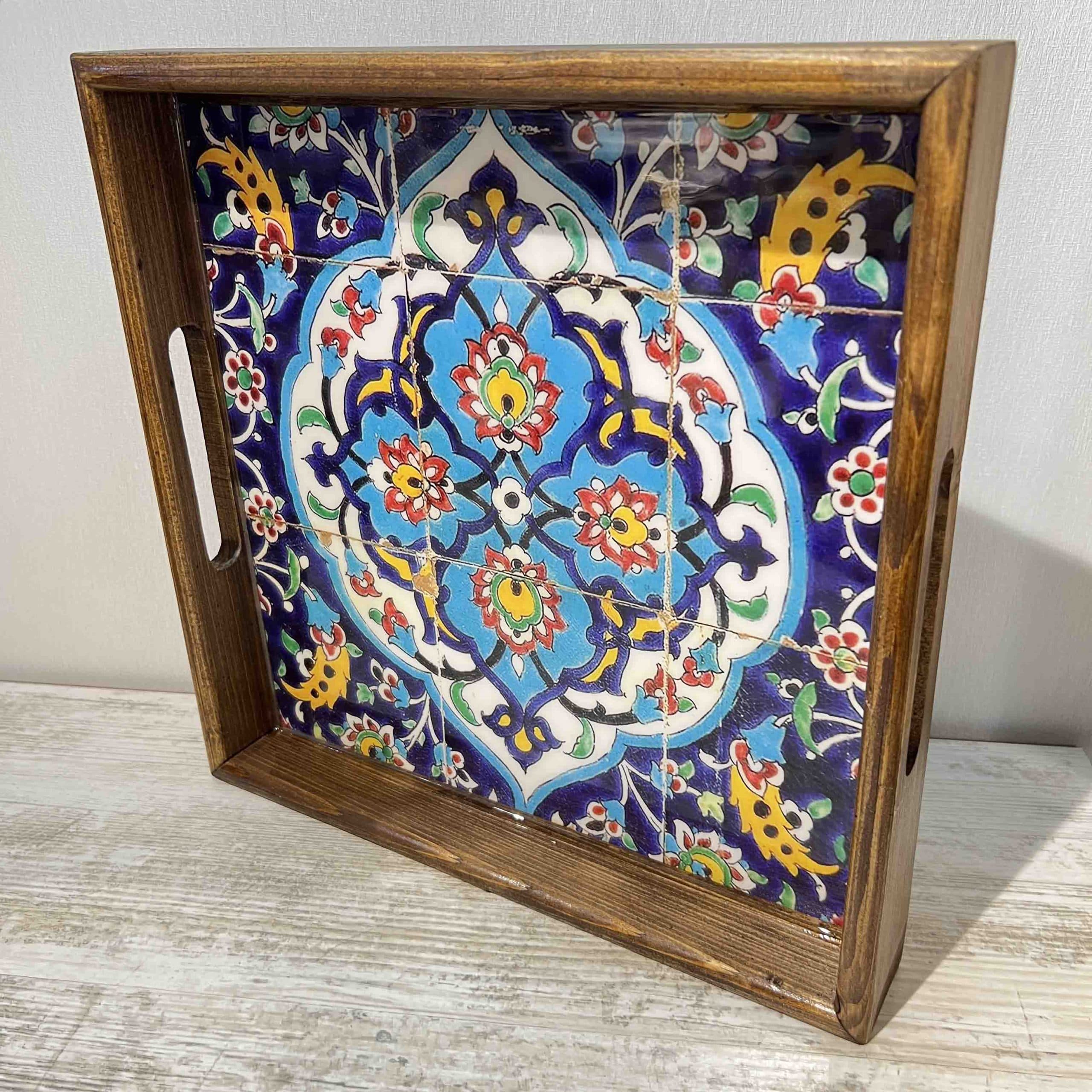 سینی چوبی مربع سایز 30 در 30 سانتیمتر طرح کاشیکاری کد 007 — تصویر ۳