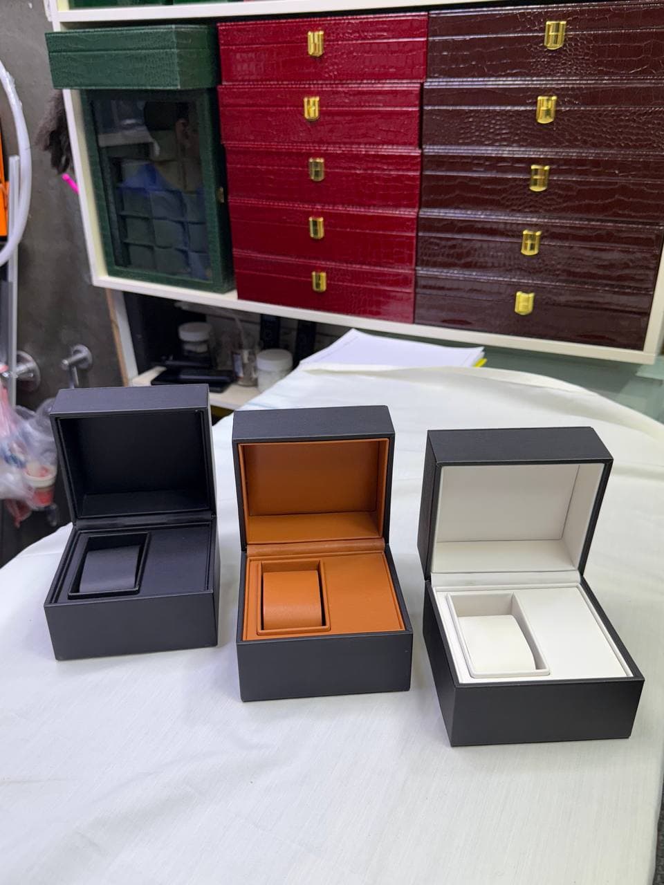جعبه ساعت چرمی فوق العاده شیک و با کیفیت در رنگ بندی جذاب و شیک کد 2315074