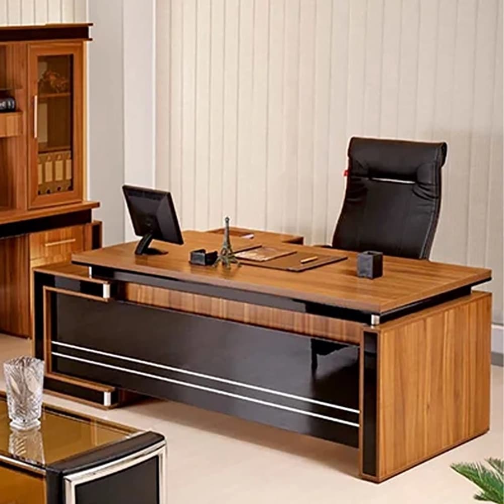 میز مدیریتی جوان