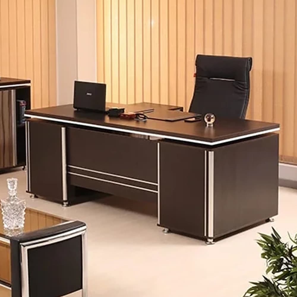 میز مدیریت لیندا جوان