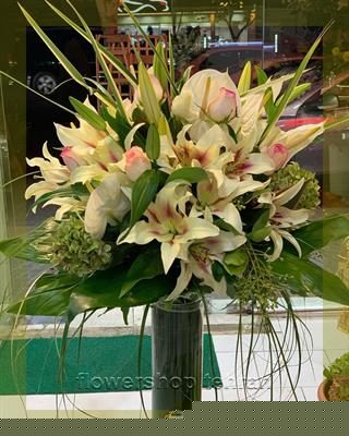 چیدمان هنری خرید گل از باغ گل برای دکور میز یا لابی
