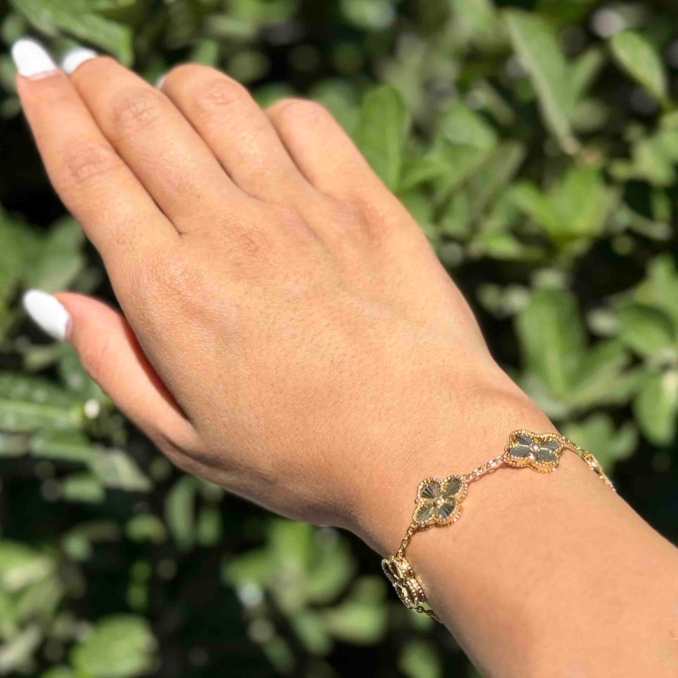 دستبند زنانه طرح طلا کد (3766) — تصویر ۷