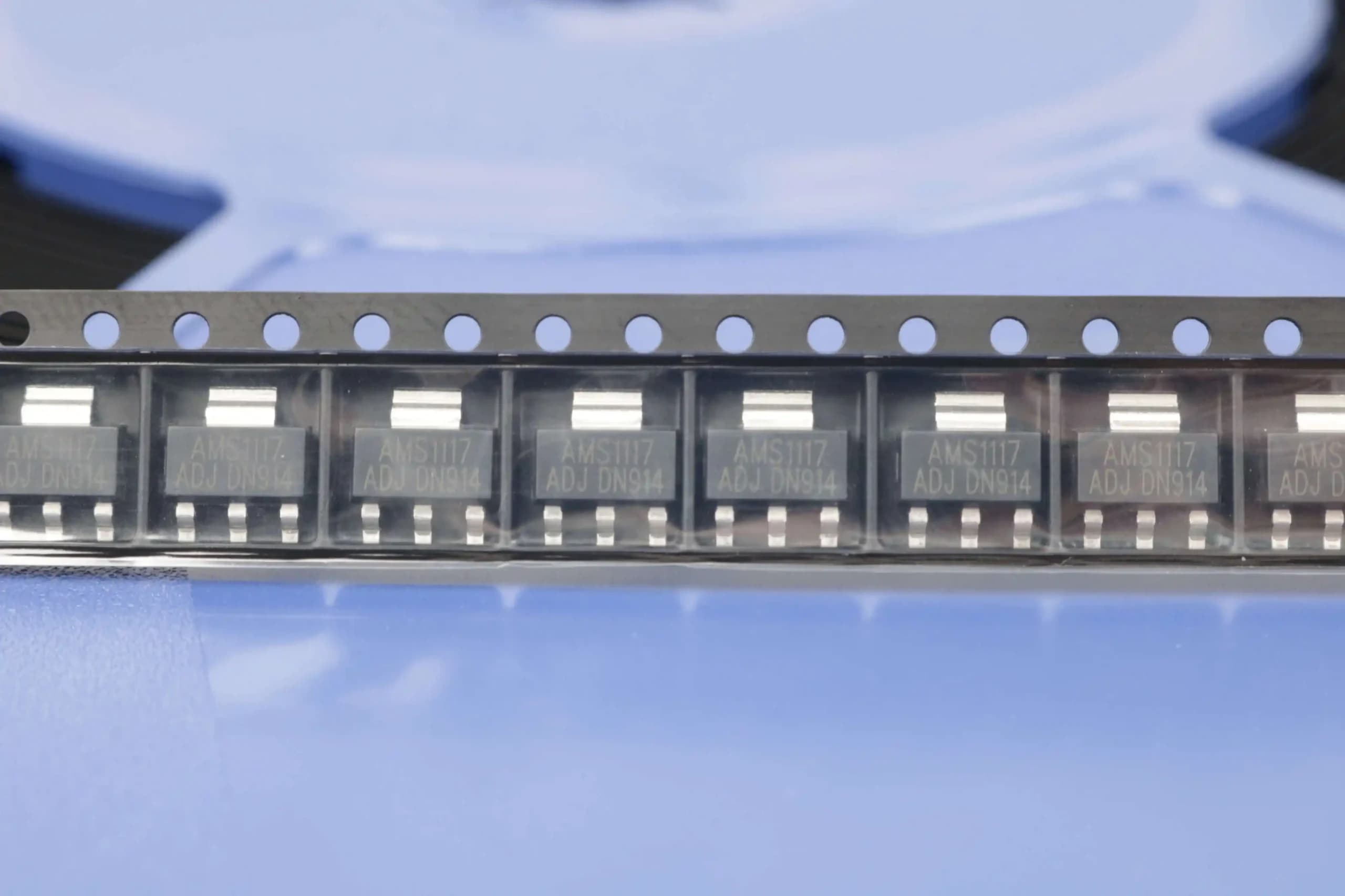 رگولاتور متغیر AMS1117 ADJ پکیج SOT-223