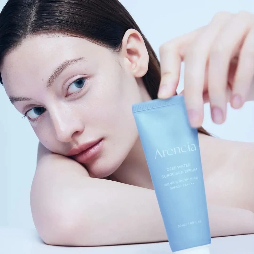 سرم ضد آفتاب آبرسان و تسکین‌دهنده آرنسیا Arencia Deep Water Surge Sun Serum SPF50 – ++++PA حجم 50 میل — تصویر ۶