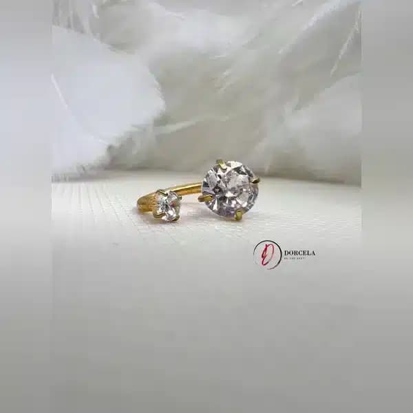 پیرسینگ گوش دو سر نگین طلایی