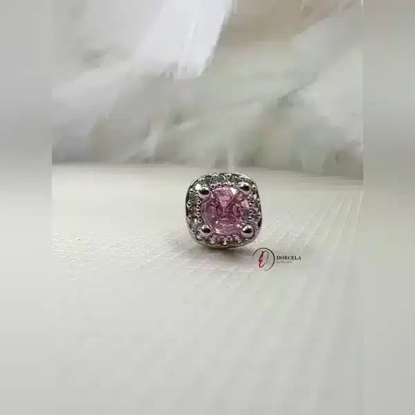 پیرسینگ گوش مربع نگینی