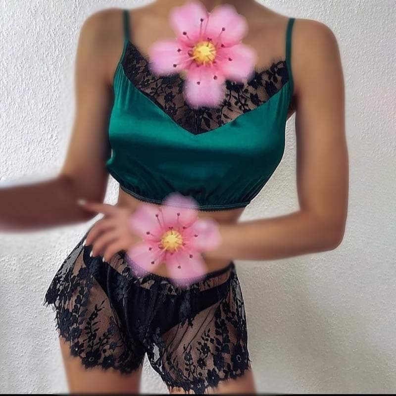 لباس خواب زنانه تورمژه ساتن سبز (نیم تنه شلوارک) — تصویر ۳