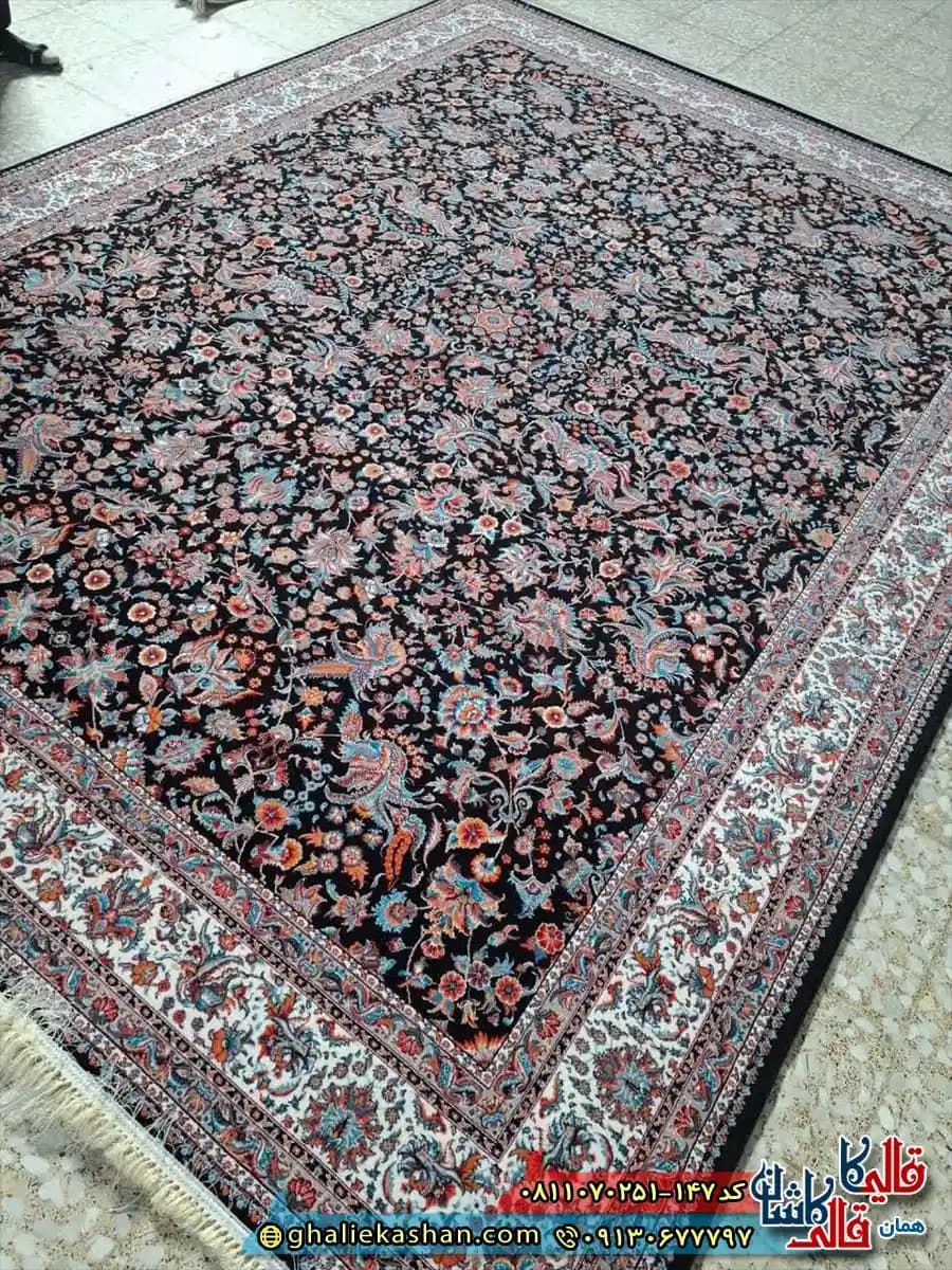 فرش کلاسیک 700 شانه طرح افشان گل و مرغ رنگ سرمه ای مشکی کاشان