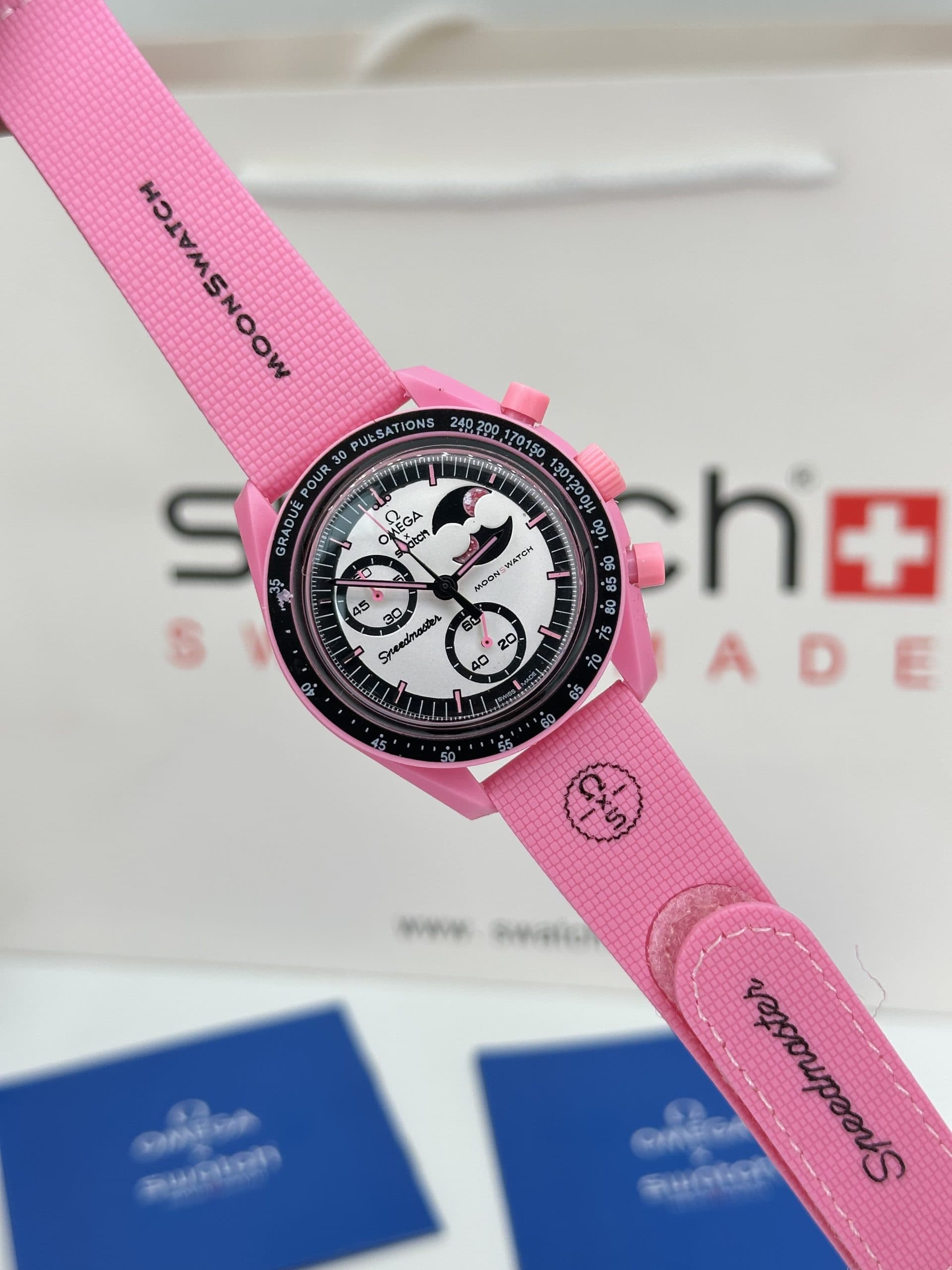 ساعت امگا سواچ MISSION TO THE PINK MOONPHASE 2026 — تصویر ۲