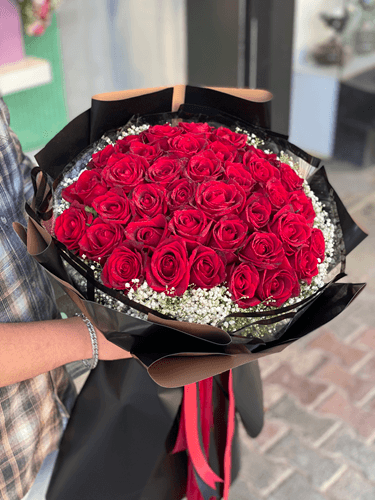 دسته گل طبیعی تبریک رز قرمز هلندی 60 شاخه و ژیپسو – کد0090 — تصویر ۵