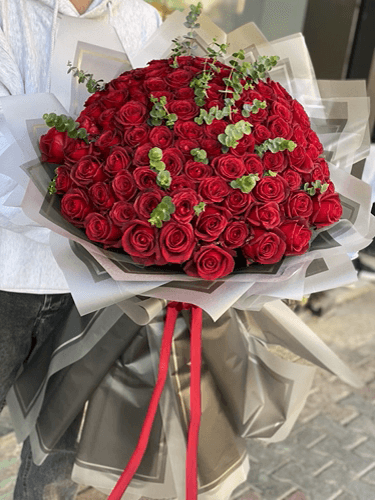 دسته گل طبیعی تبریک رز قرمز هلندی 150 شاخه با اکال -کد 0084 — تصویر ۳