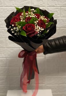 دسته گل 8 شاخه رز و ژیپسوفیلیا کد 0065