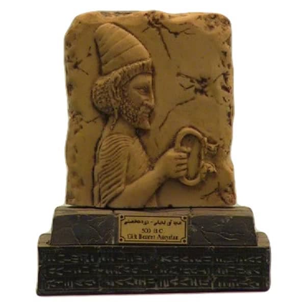 مجسمه پایه دار هدیه آور لیدیایی کد MO2490