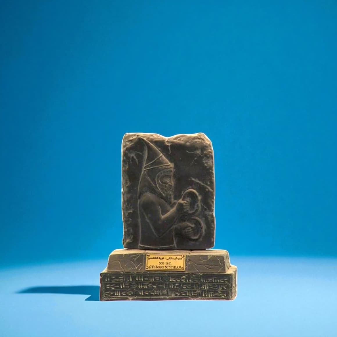 مجسمه پایه دار هدیه آور سکائی کد MO2470 — تصویر ۷