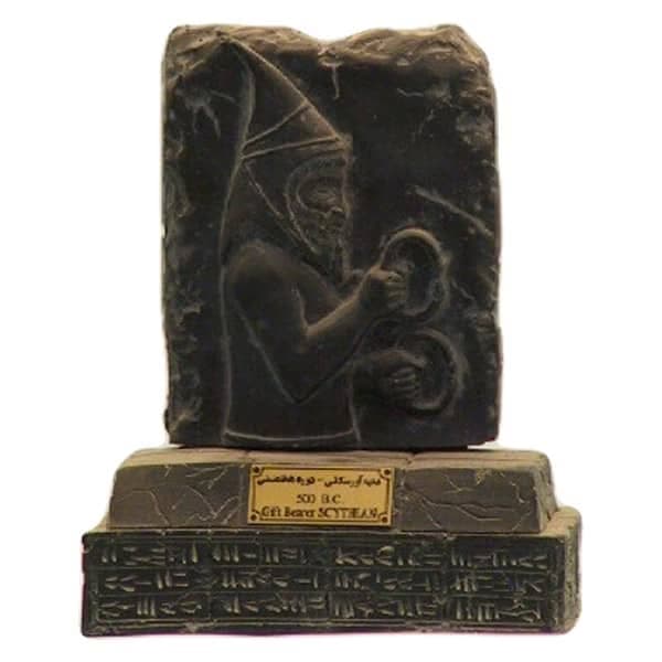 مجسمه پایه دار هدیه آور سکائی کد MO2470