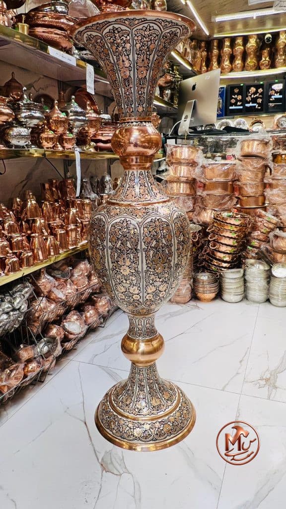 گلدان مسی نقره کوب کنار سالنی