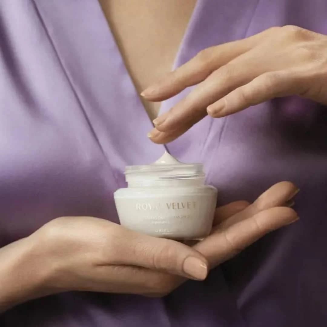 کرم روز سفت‌کننده رویال ولوت اوریفلیم Royal Velvet Firming Day Cream SPF 20 — تصویر ۷