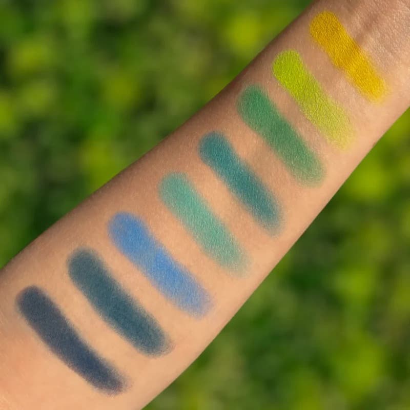 پالت سایه چشم 18 رنگ برند می.س لا.را با پیگمنت بالا ا Miss Lara 18 Colors Eye Shadow Palette — تصویر ۱۱