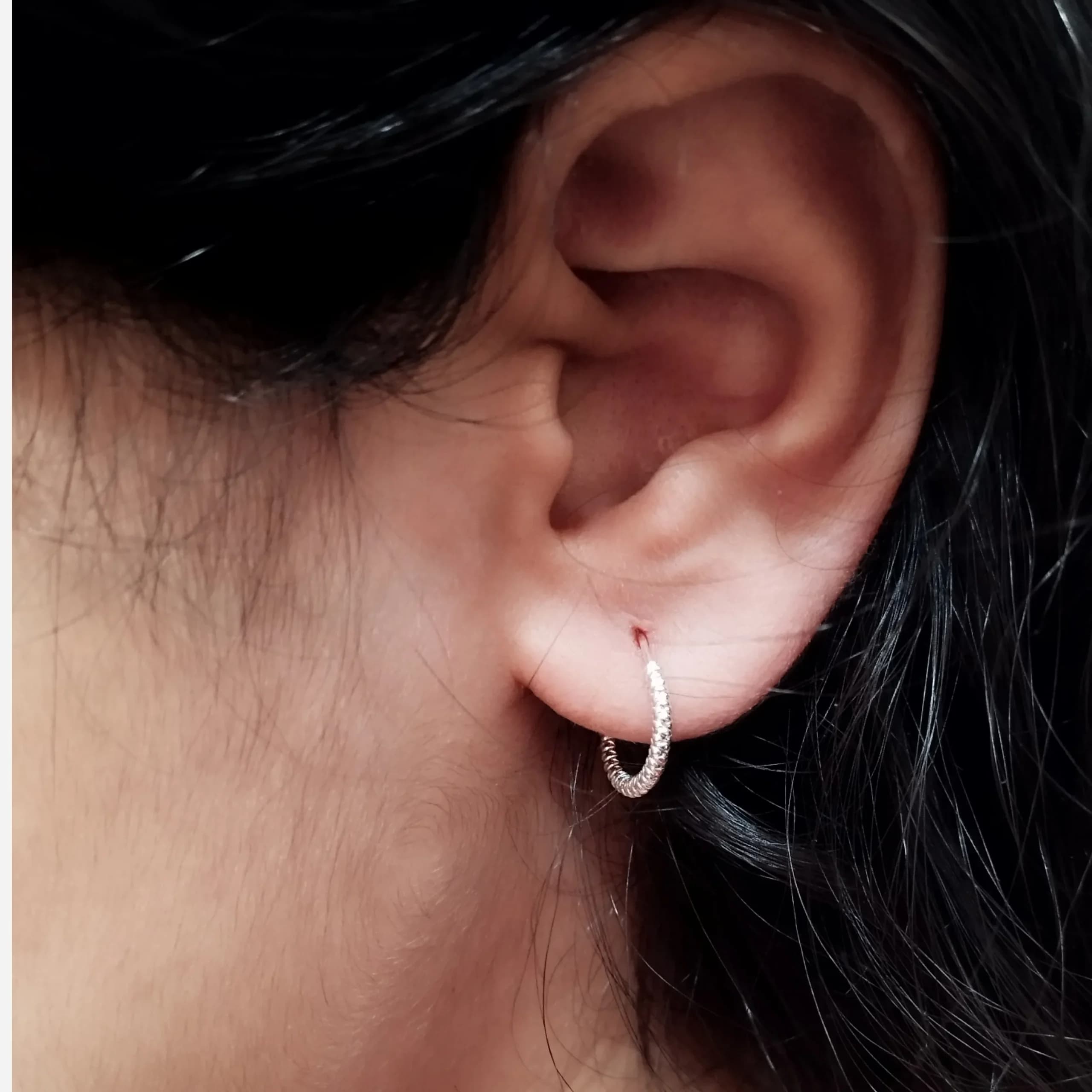گوشواره نقره حلقه ای طرح عاج سایز مدیوم زنانه نقره ای — تصویر ۱۲