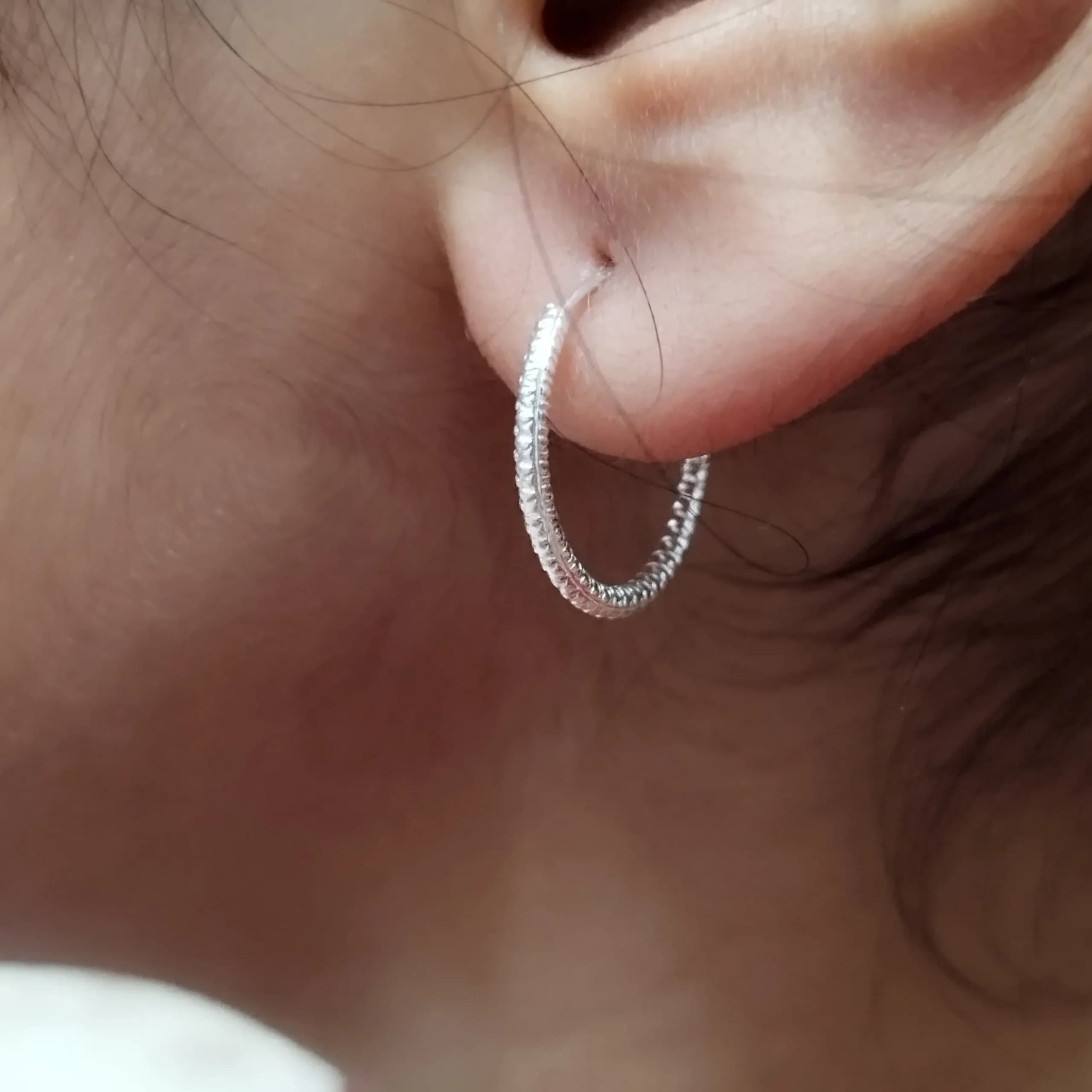 گوشواره نقره حلقه ای طرح عاج سایز مدیوم زنانه نقره ای — تصویر ۱۰