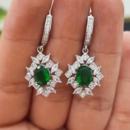 گوشواره نقره طرح جواهر با سنگ سبز — تصویر ۳