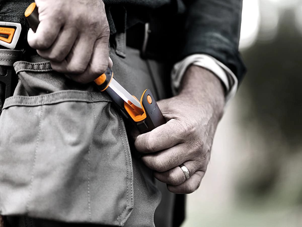 چاقوی همه‌کاره فیسکارس با تیزکن داخلی مدل Fiskars universal knife with sharpener — تصویر ۶