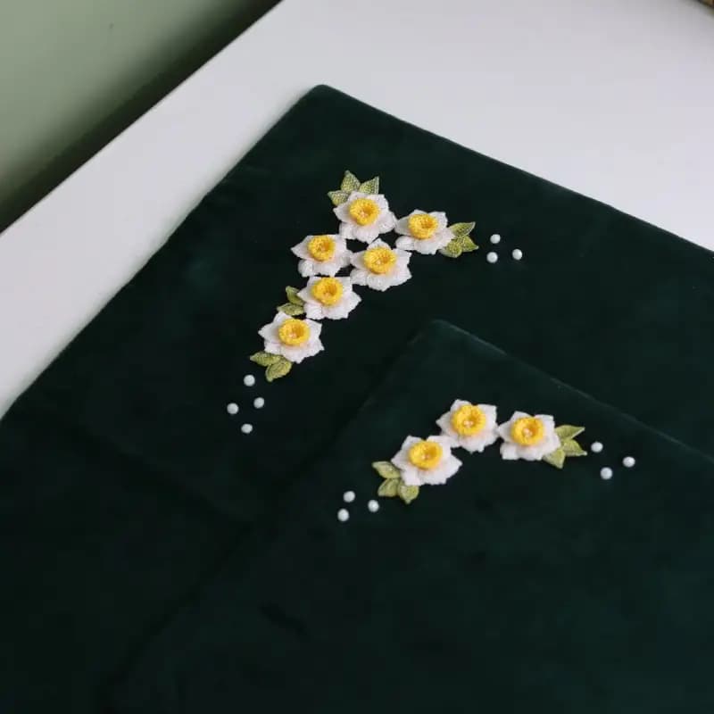 جانماز مخمل گل نرگس کد 702 — تصویر ۱۲