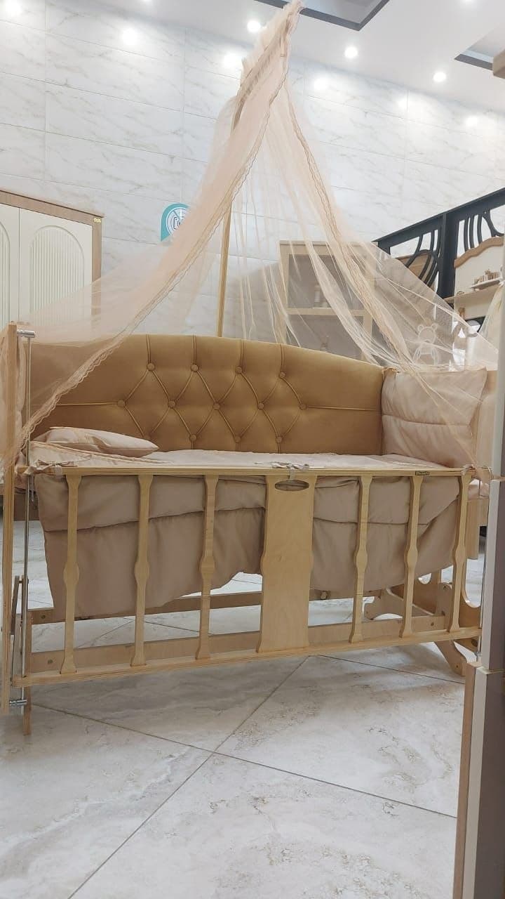 گهواره چوبی لمسه ابعداد 60*120 کنار مادر و تنظیمی دیوانکو Divanco