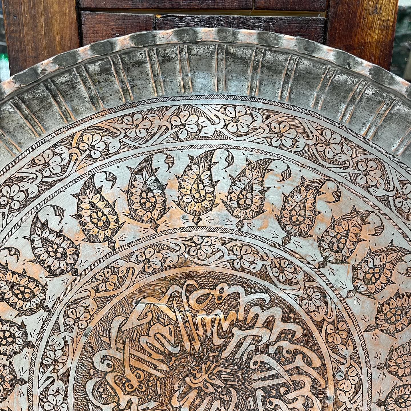 مجمعه مسی نقشدار کم یاب تمام قلم هنر دست و با ارزش لبه کنگره غرق قلم پرکار و ریزنقش آیه نویس قطر ۵۹سانت وزن۳کیلوگرم کلکسیونی — تصویر ۷