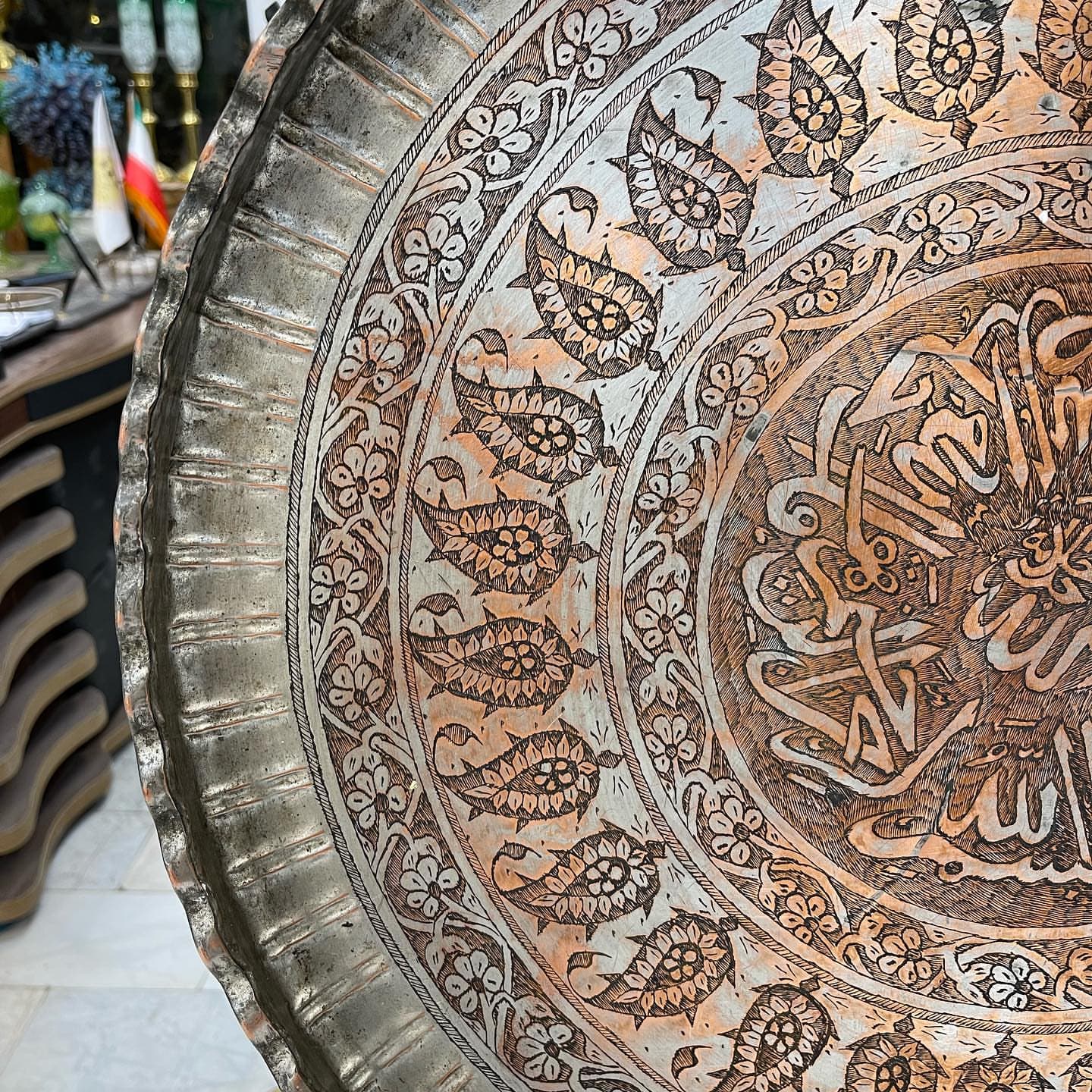 مجمعه مسی نقشدار کم یاب تمام قلم هنر دست و با ارزش لبه کنگره غرق قلم پرکار و ریزنقش آیه نویس قطر ۵۹سانت وزن۳کیلوگرم کلکسیونی — تصویر ۸