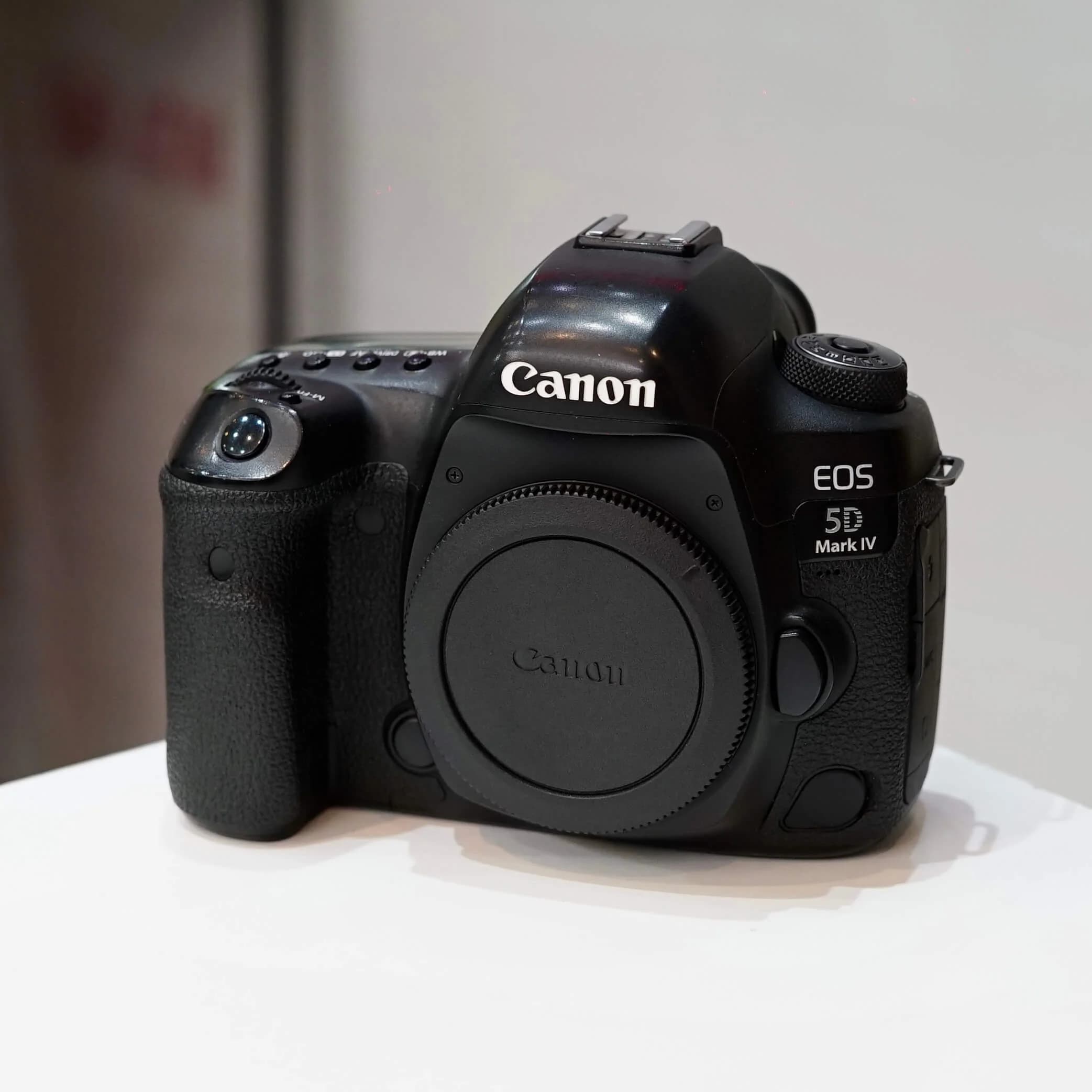 دوربین Canon 5D iv body
