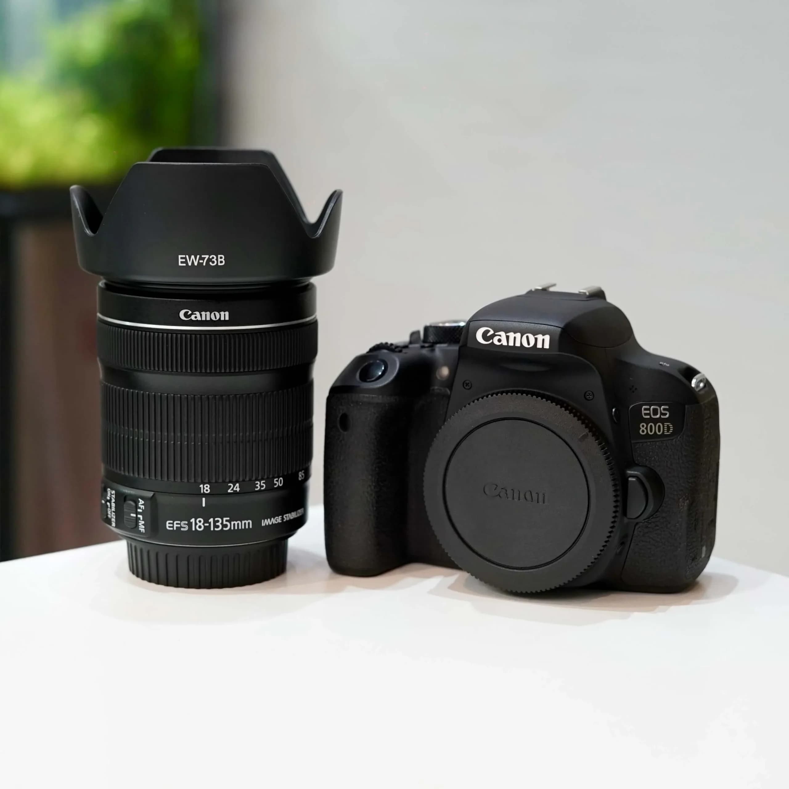 دوربین همراه با لنز مدل Canon 800D 18-135mm
