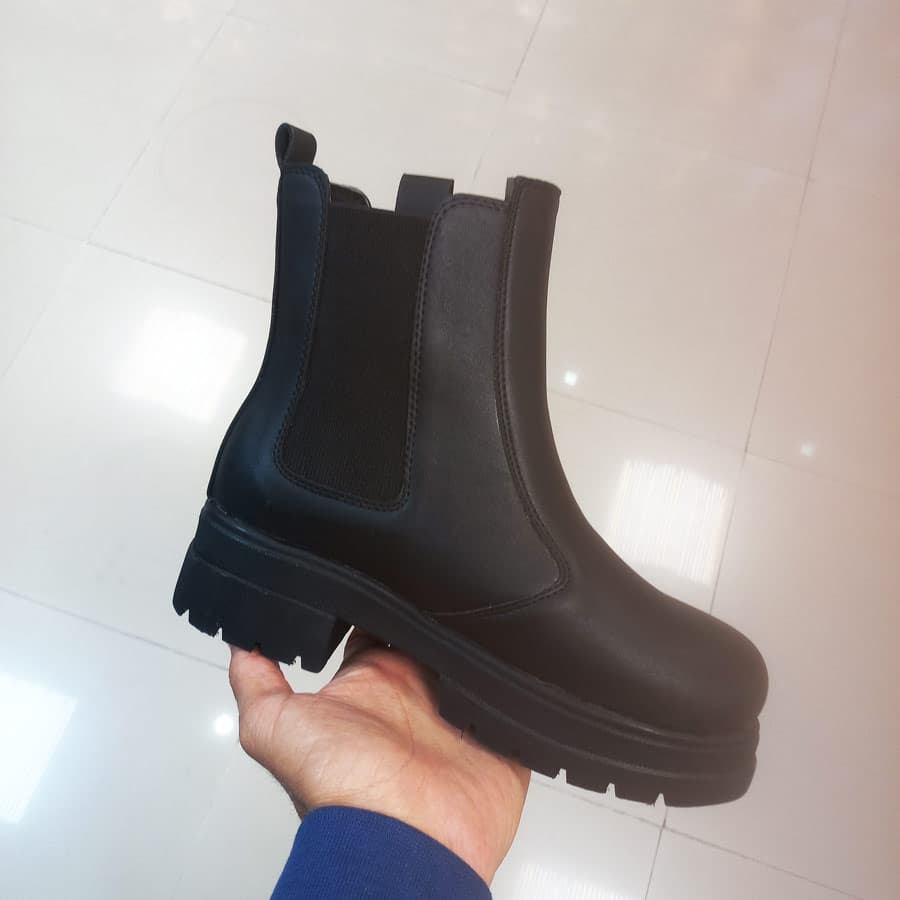 نیم بوت زنانه چلسی سگک دار مشکی کد k33 — تصویر ۶