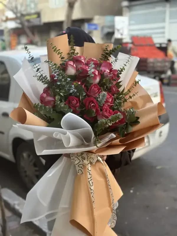 دسته گل رز قرمز سفید هلندی با ارسال سریع