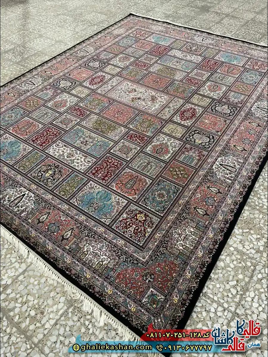 فرش کلاسیک سنتی 700 شانه طرح خشتی اصیل رنگ سرمه ای مشکی کاشان