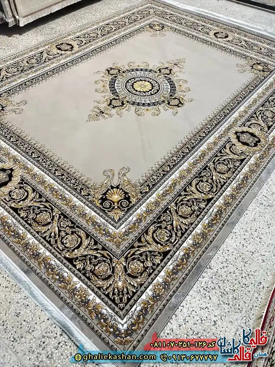 فرش طلاکوب کلاسیک 700 شانه طرح ورساچه رنگ طوسی فیلی کاشان