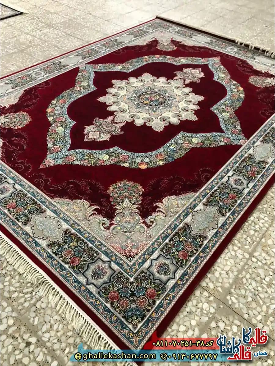 فرش کلاسیک 700 شانه طرح کارینا رنگ قرمز لاکی کاشان