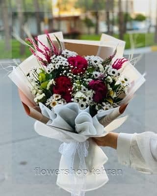 اگر دنبال هدیه شیک و بی‌دردسر هستی، گلدان ارکیده طبیعی گزینه خوبی است
