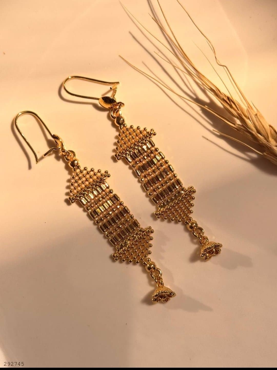 گوشواره آویزی زنانه طلایی طرح سنتی کشیده منگوله‌دار Women’s Gold Tone Filigree Long Dangle Bell Earrings — تصویر ۷