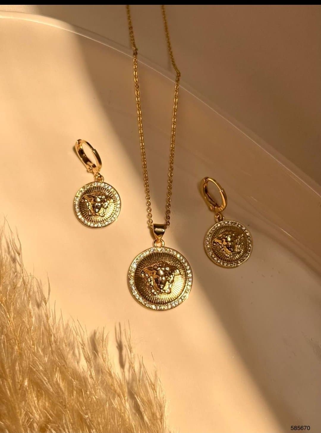 ست گردنبند و گوشواره زنانه طرح مدوسا نگین‌دار با آبکاری طلایی مدل Medusa Jewelry Set — تصویر ۱۰