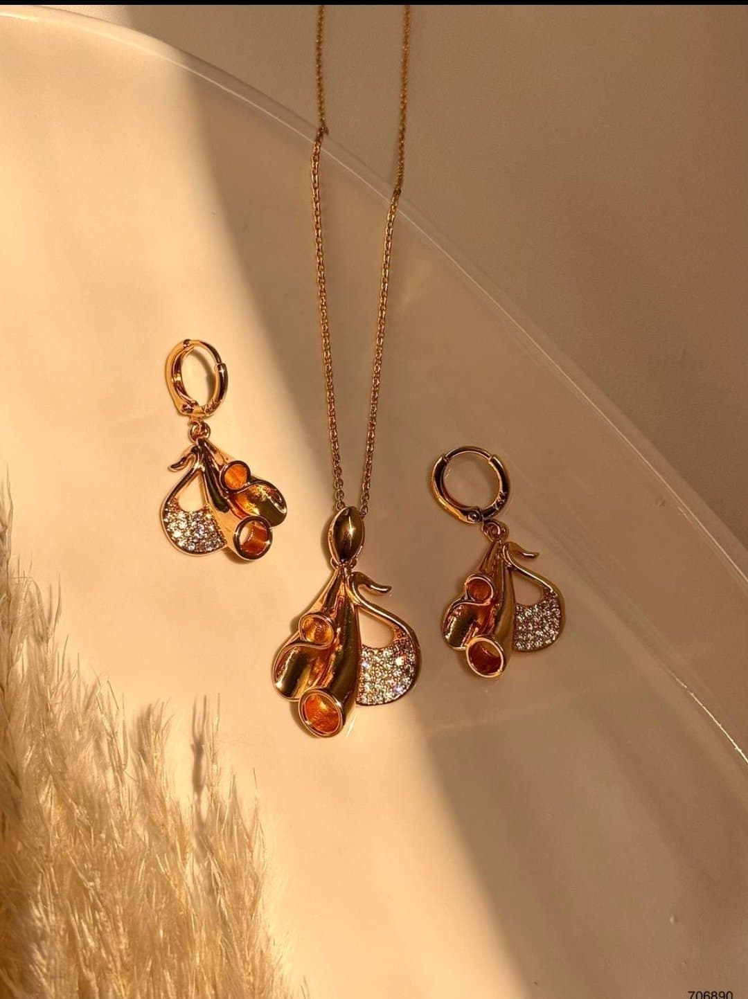 ست گردنبند و گوشواره زنانه طرح گیلاس نگین‌دار با آبکاری طلایی مدل Cherry Crystal Jewelry Set — تصویر ۴