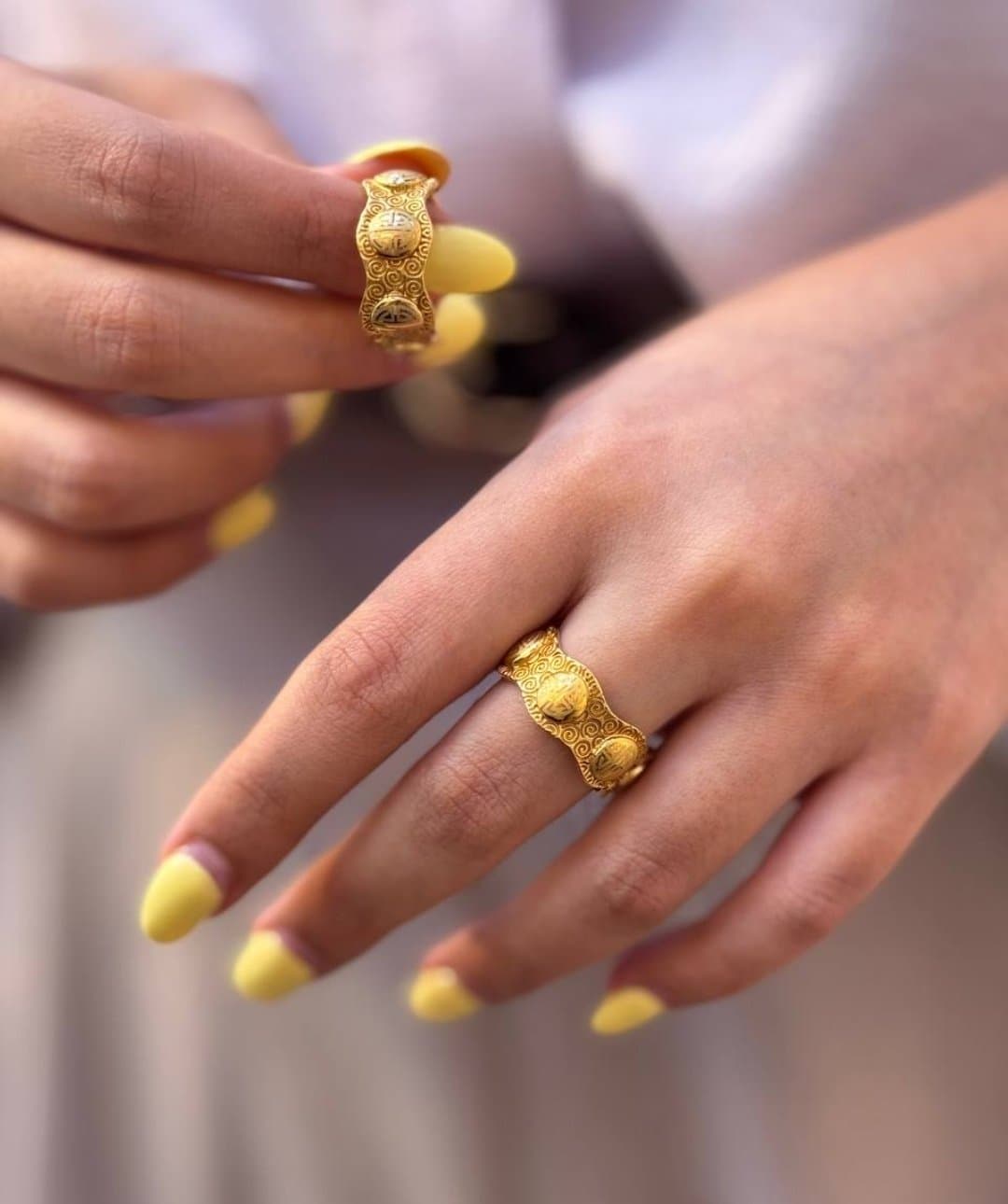 انگشتر زنانه پهن مجلسی طرح سکه و اسلیمی طلایی کد ۲۷۲۵۴۵ | Golden Wide Ring with Coin and Arabesque Pattern — تصویر ۳