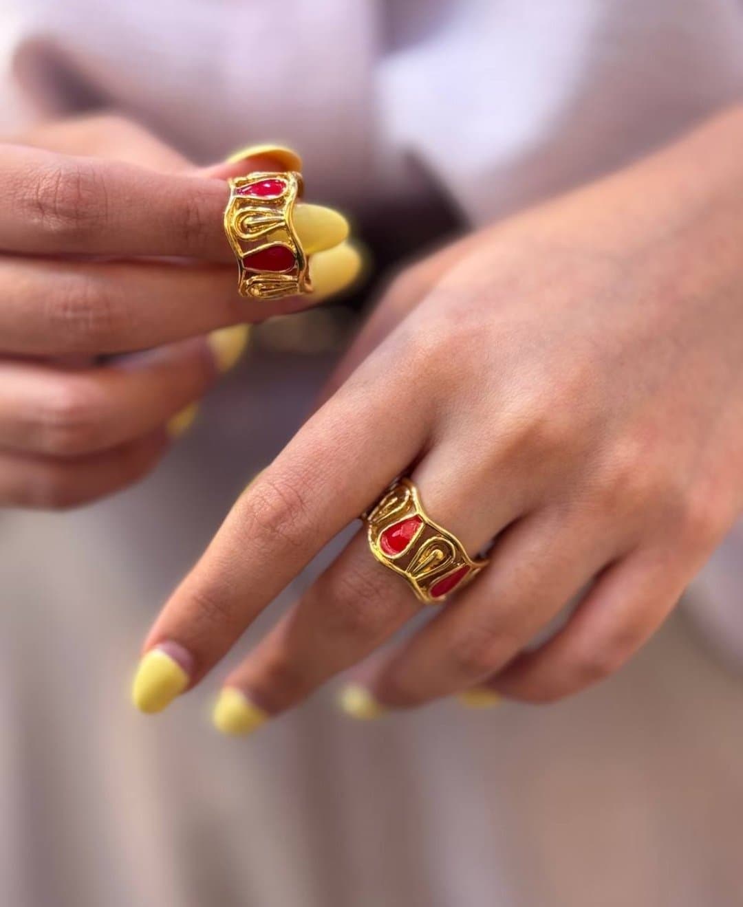 انگشتر زنانه پهن مجلسی طرح اشک میناکاری قرمز طلایی کد ۲۷۲۵۴۵ | Golden Wide Enamel Red Droplet Ring — تصویر ۳
