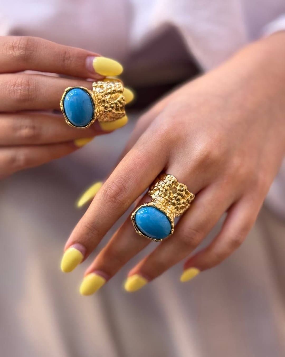 انگشتر زنانه مجلسی نگین فیروزه‌ای بیضی با رکاب پهن طلایی بافت‌دار ۲۷۲۵۴۵ | Women’s Golden Textured Wide Band Ring with Oval Turquoise Stone 272545