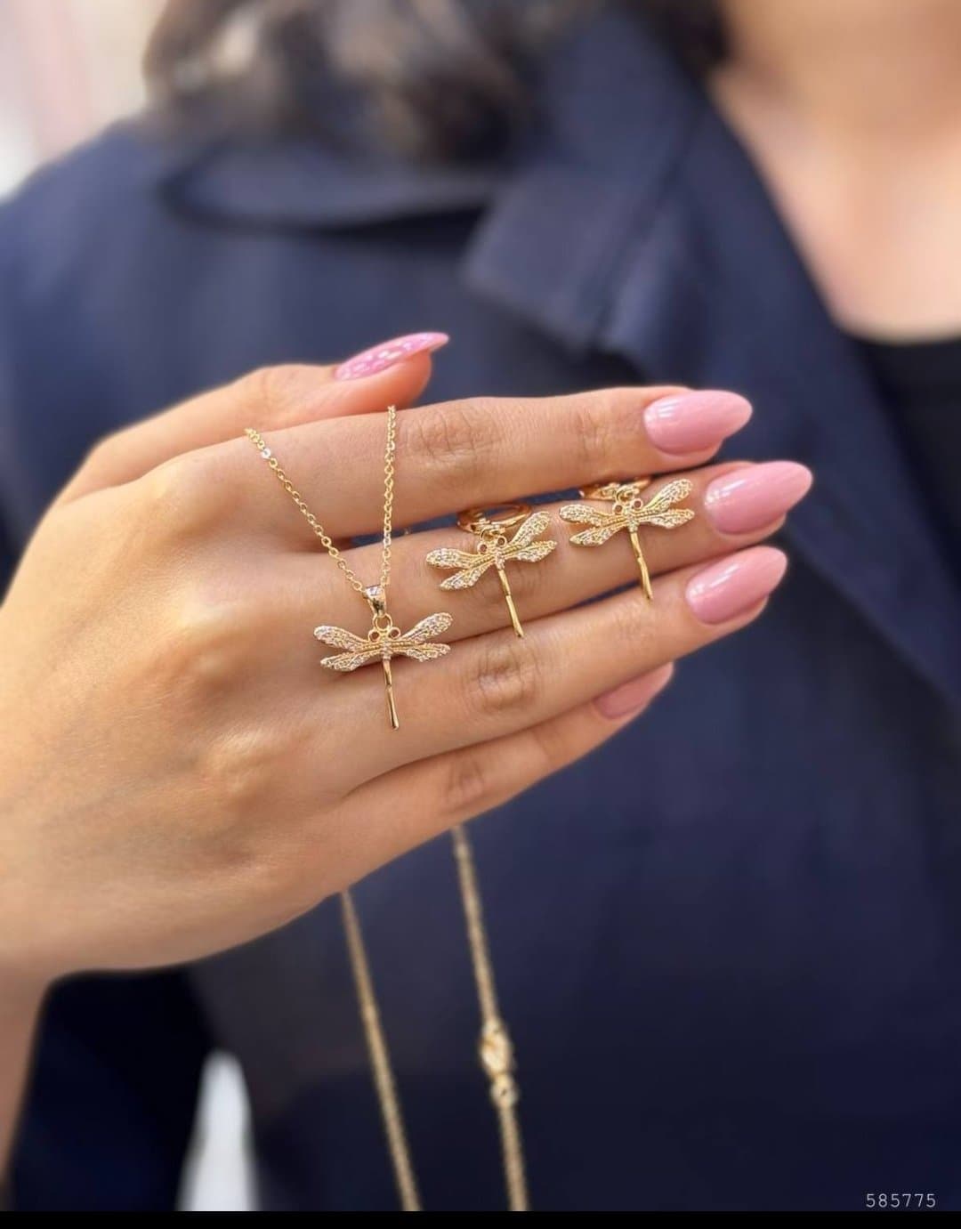 نیم‌ست مجلسی زنانه طرح گلبرگ نگین‌دار مدل 858595 – ست گردنبند و گوشواره Gold Flower Petal Crystal Jewelry Set – Model 858595 — تصویر ۳
