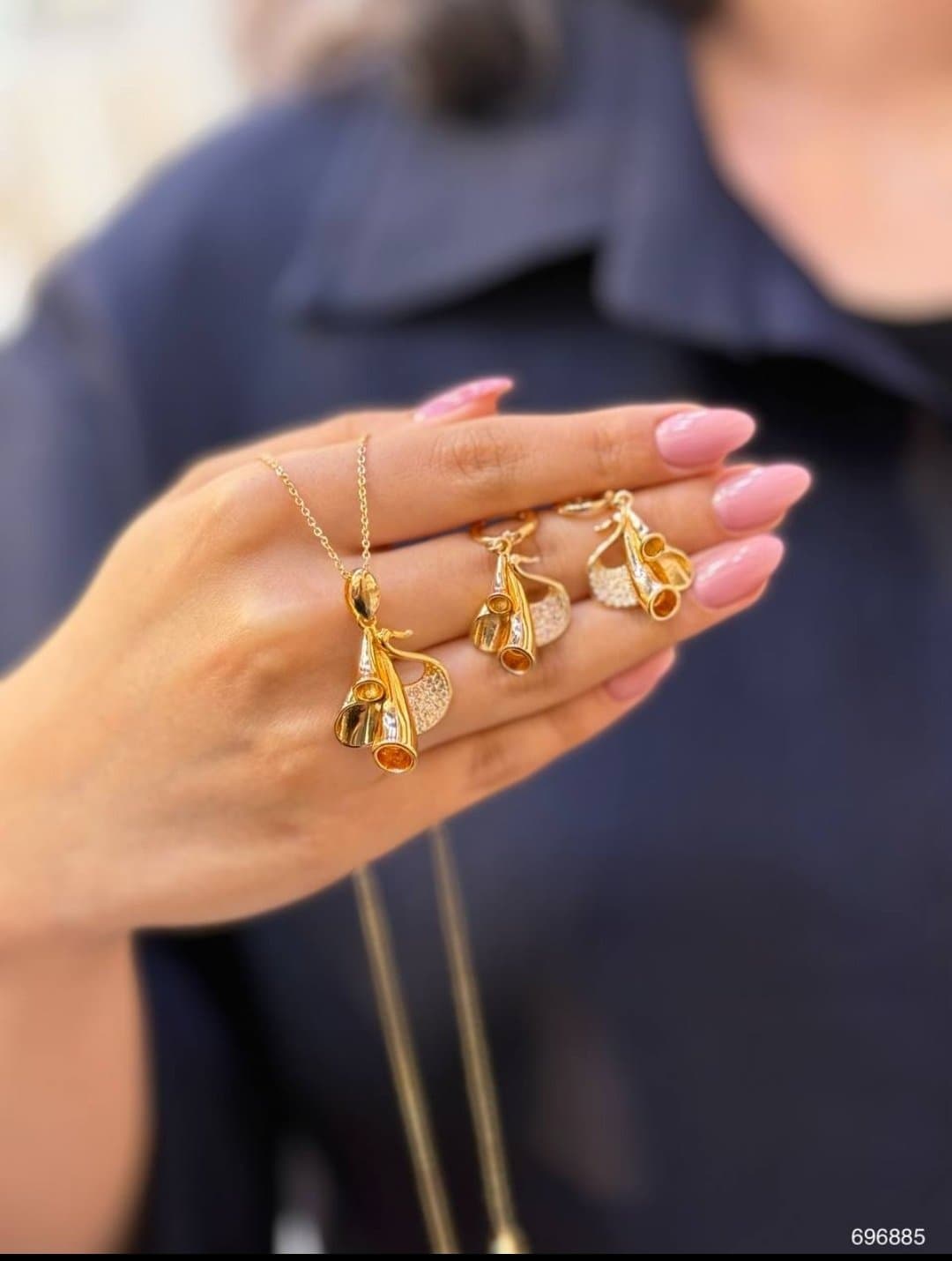 نیم‌ست زنانه طرح گل شیپوری طلایی اصل/اورجینال مدل 696885 Gold Calla Lily Jewelry Set – Original Model 696885 — تصویر ۷