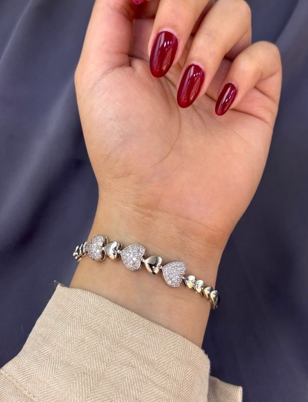 دستبند زنانه طرح قلب نگین‌دار استیل رنگ ثابت نقره‌ای اصل