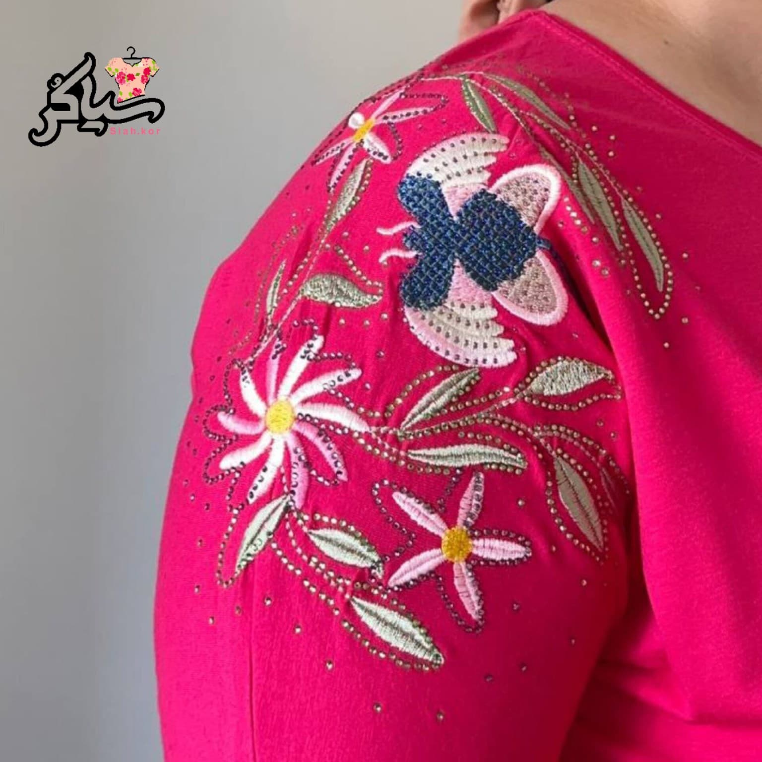 بلوز سایز بزرگ کشی وارداتی سرشانه گلدوزی صورتی — تصویر ۳
