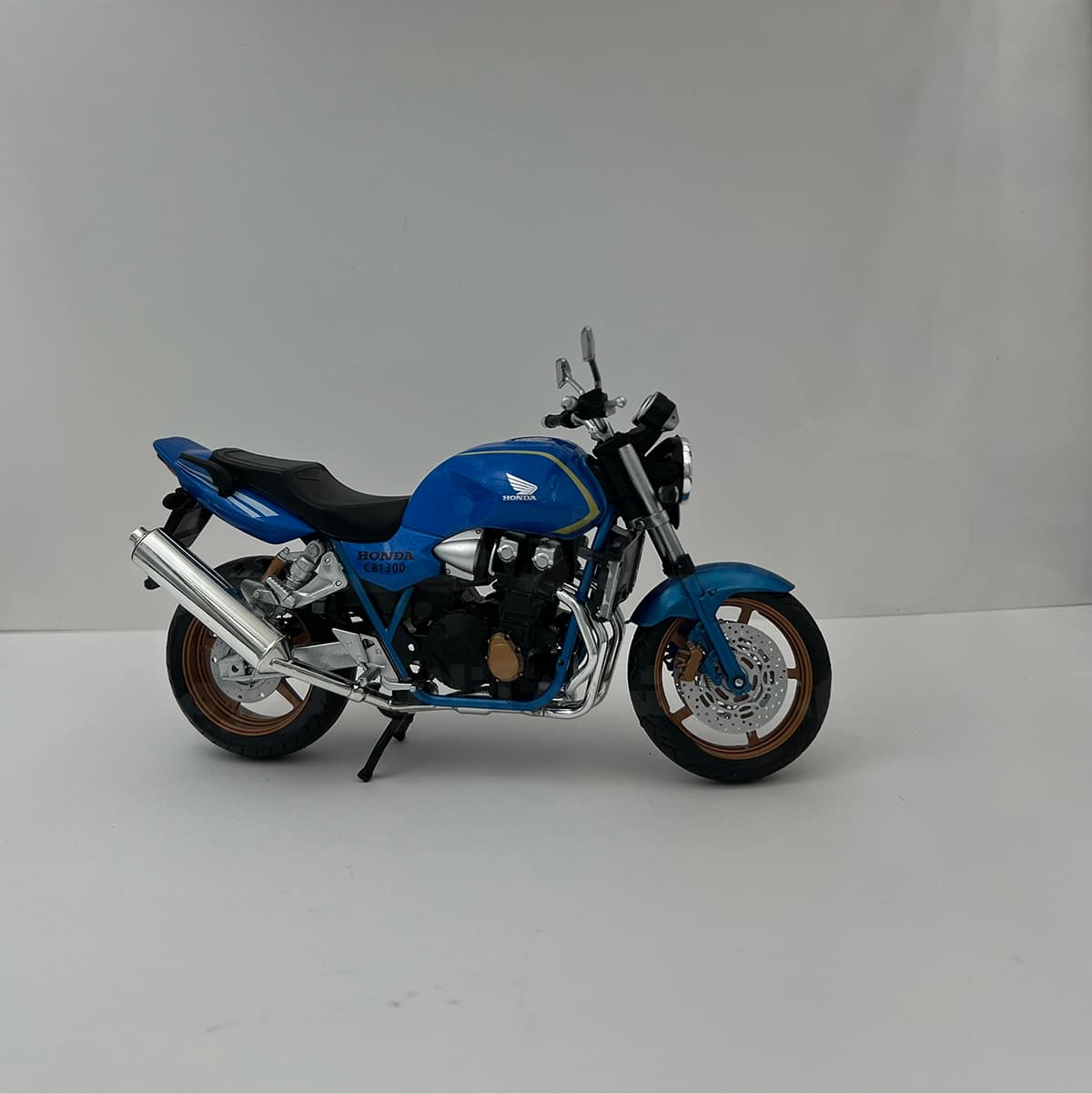 ماکت موتورسیکلت هوندا CB 1300 — تصویر ۳