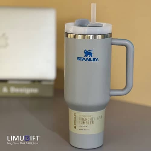 ماگ نِیدار استنلی Stanley Quencher رنگ طوسی 40oz-کد 0269 — تصویر ۷